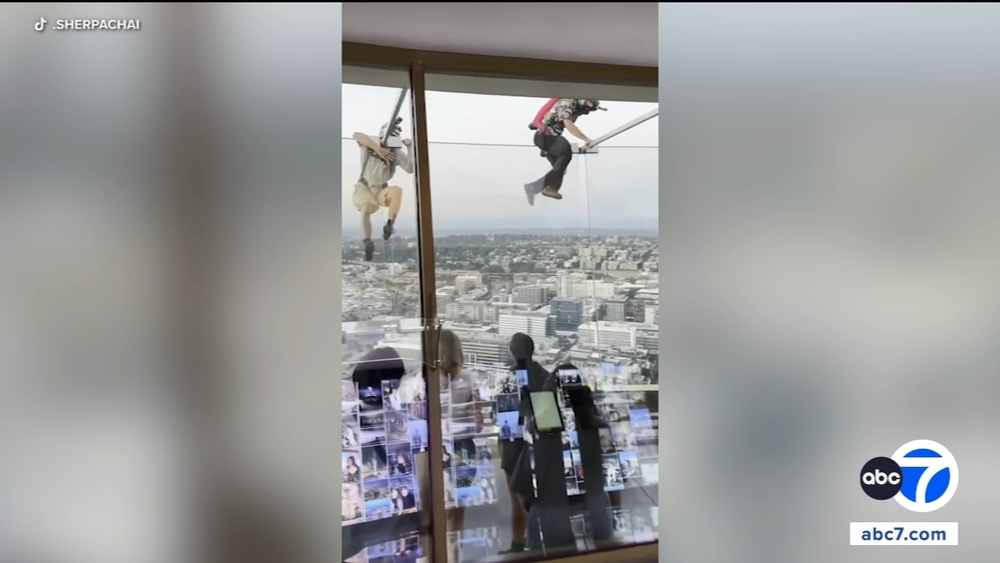 Seattle police searching for 2 who parachuted from Space Needle