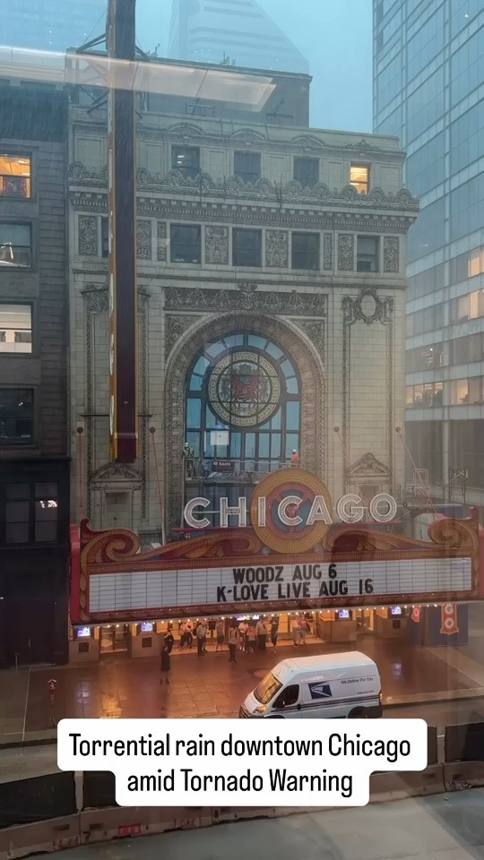 Torrential rain seen downtown Chicago amid Tornado Warning