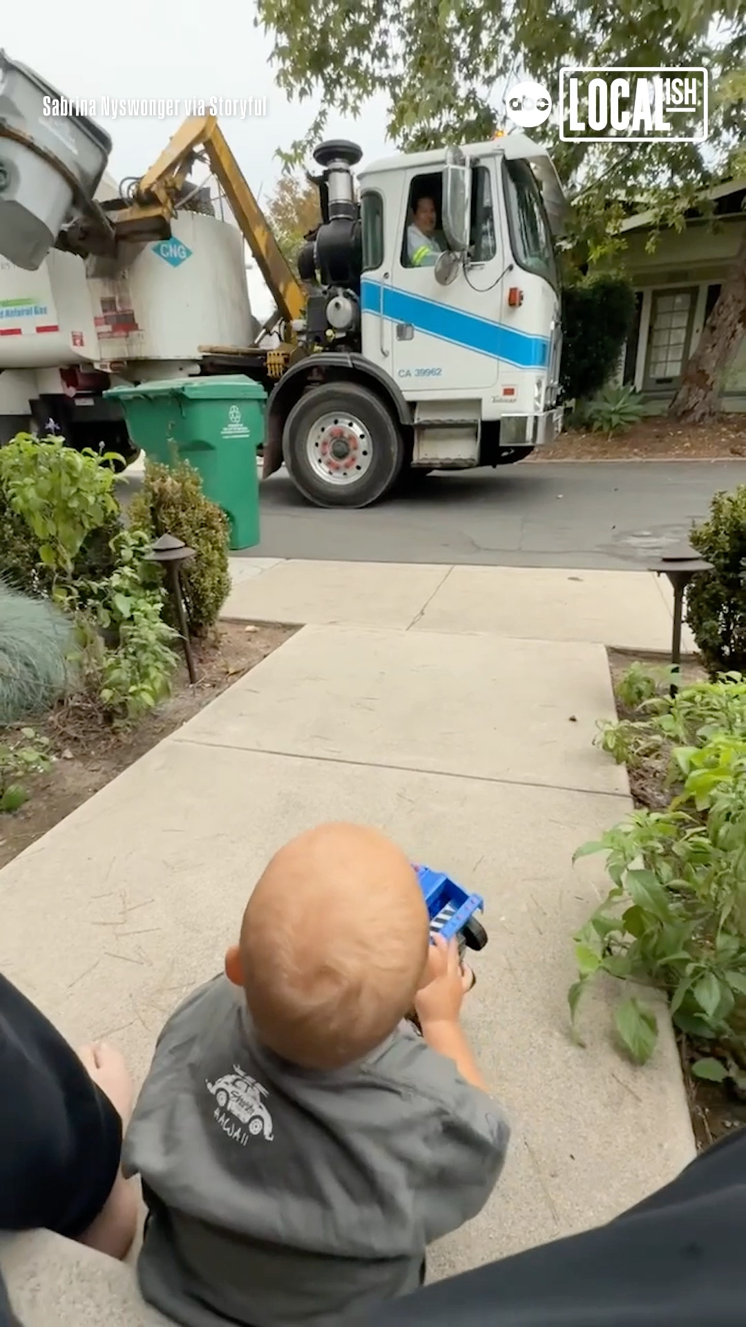 This garbage-truck-obsessed toddler was overjoyed to meet his hero.