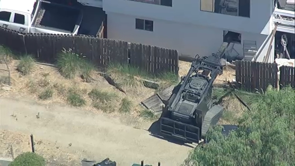 Hourslong standoff with barricaded man ends at home near Chatsworth
