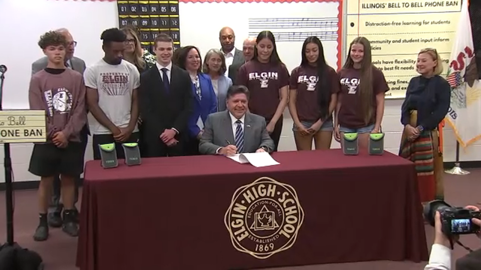 Gov. Pritzker signs 'bell-to-bell' school cellphone ban into Illinois law, to take effect 2027-2028 school year