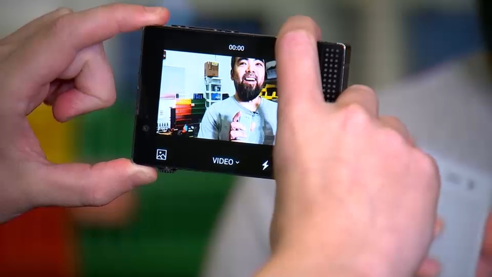 Some consumers trade smartphones for simpler Light Phones