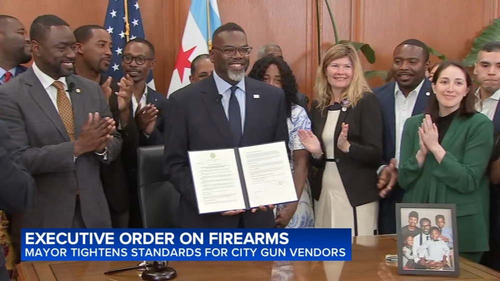 Mayor Johnson signs order on gun purchases by Chicago
