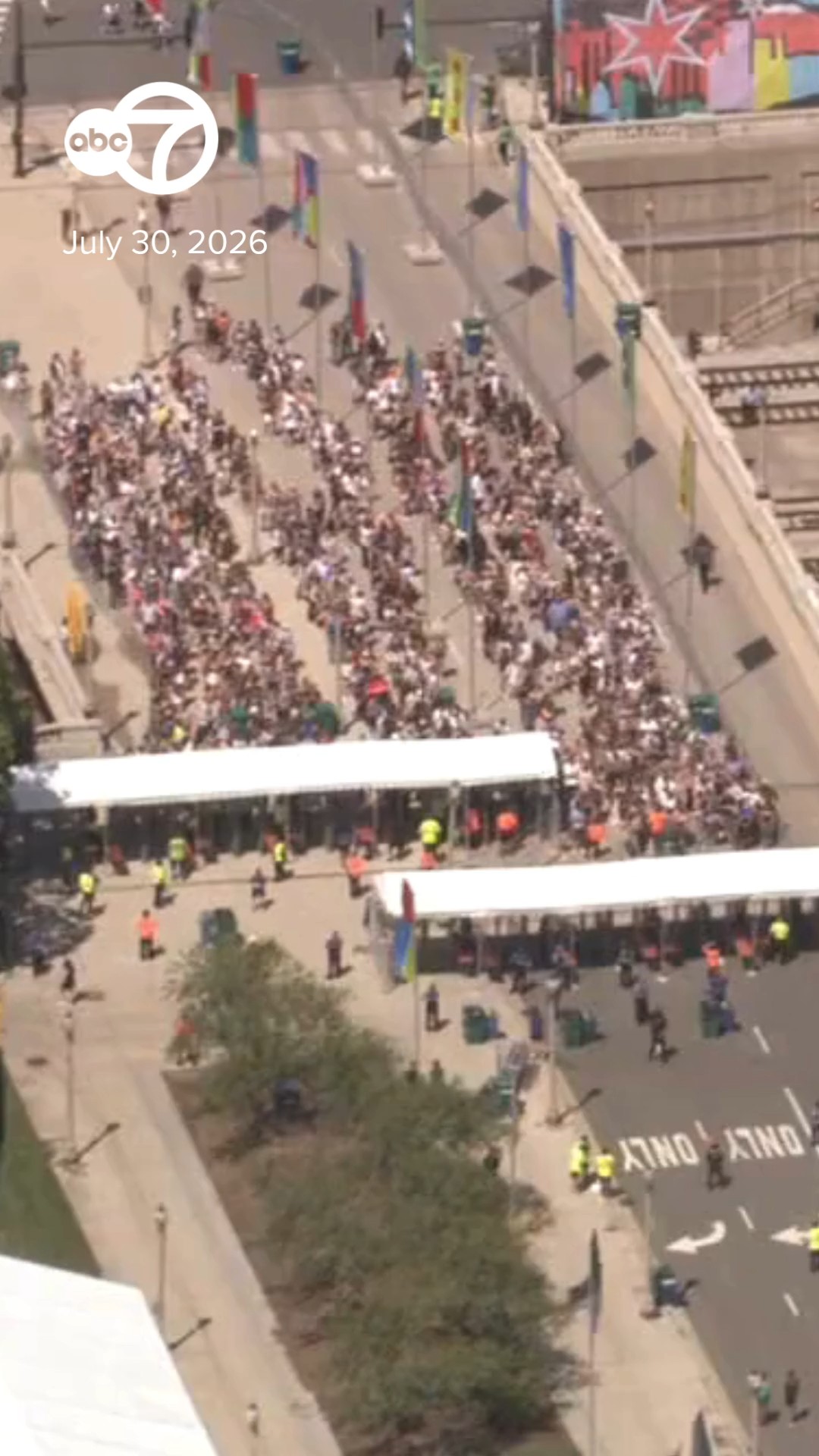Hundreds run into Lollapalooza Day 1 in Chicago