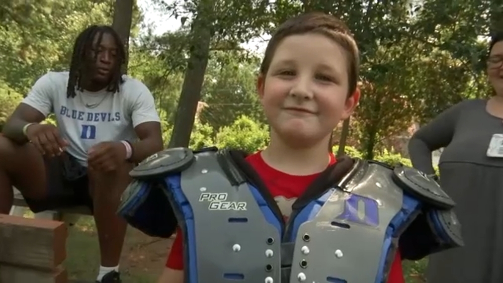 Duke football players bring smiles to kids at Durham Rescue Mission