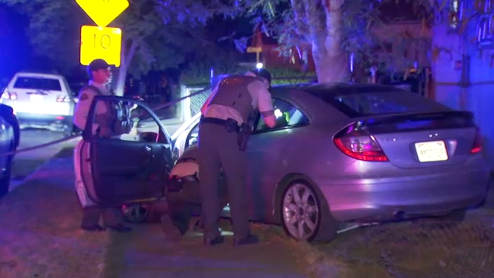 Suspect crashes into fence during chase in central Fresno: Deputies