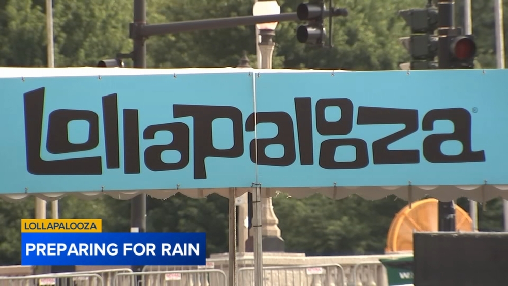 Festivalgoers prep for rainy day 2 of Lollapalooza