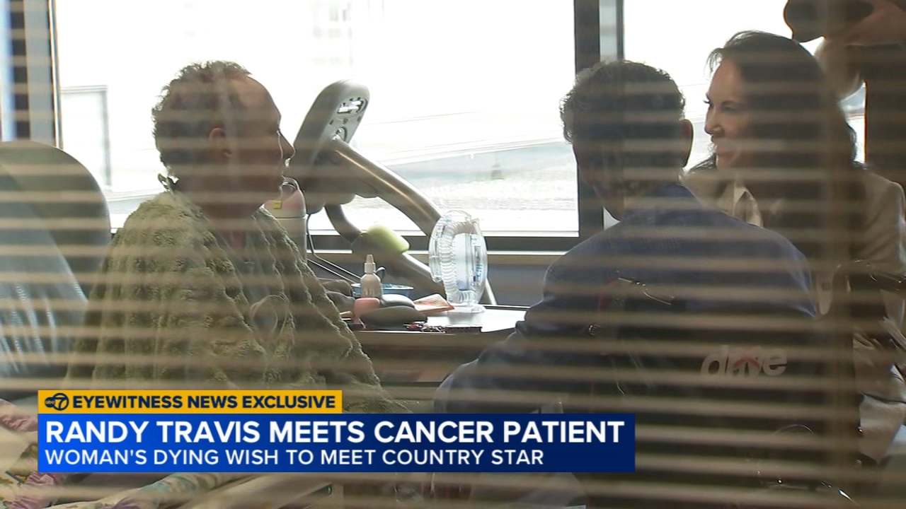 Randy Travis fulfills woman's dying wish to meet him at Chicago hospital