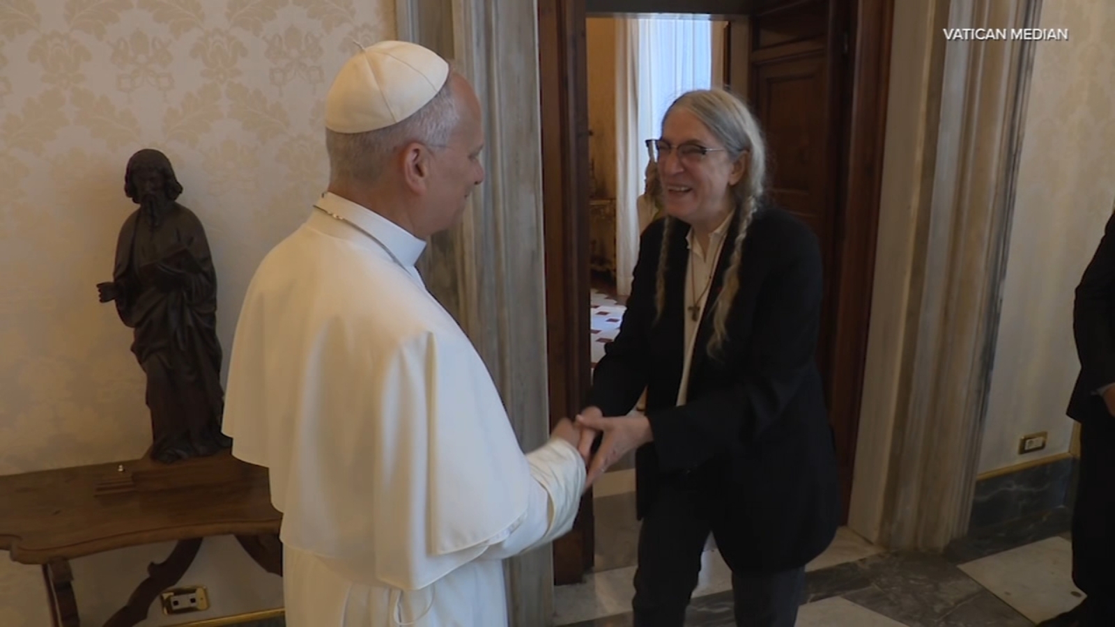 A giddy Patti Smith meets fellow Chicago legend, Pope Leo XIV, and says "Hi"
      
