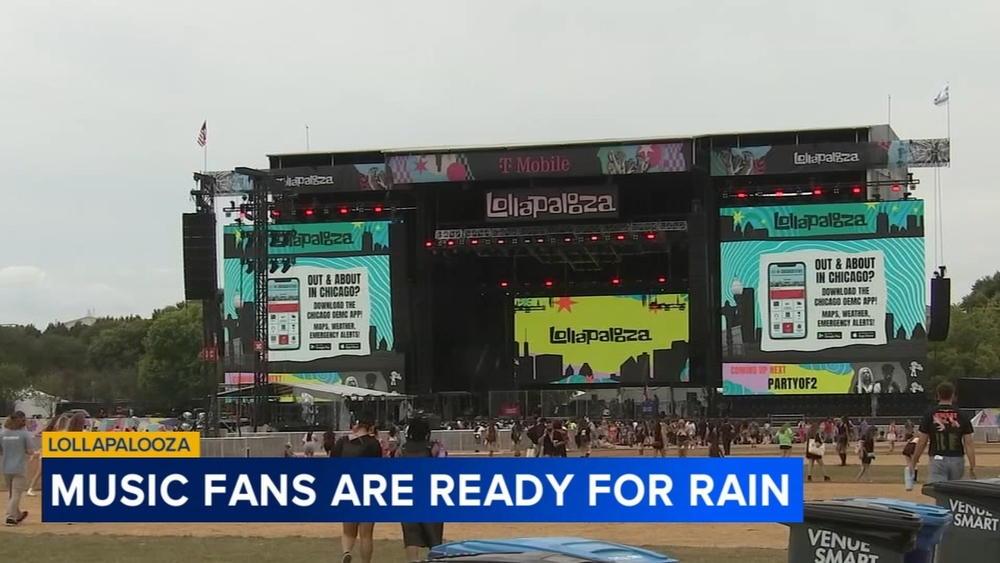 Lollapalooza attendees deal with rain on day 2