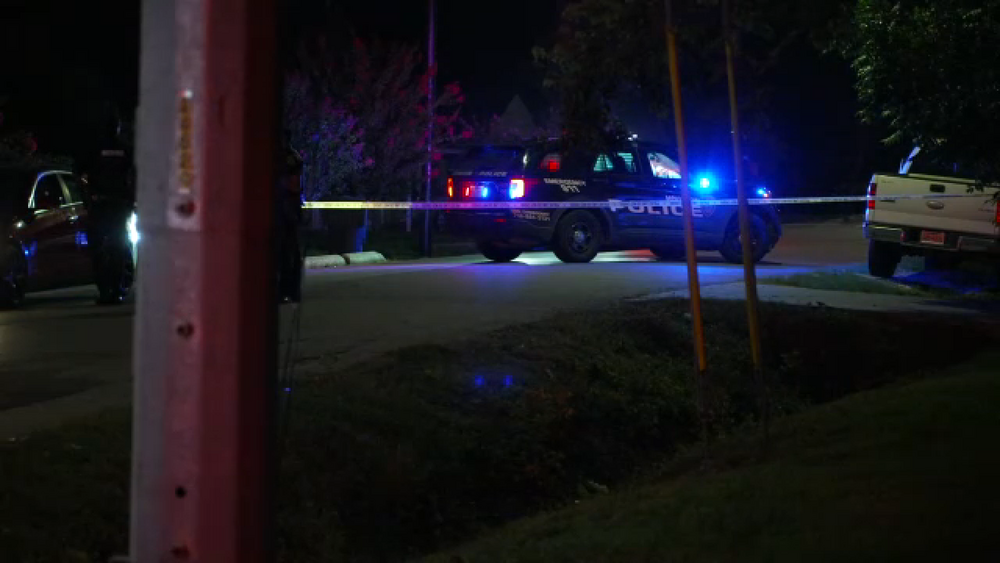 4 suspects on the run after 19-year-old shot in front of brother: HPD