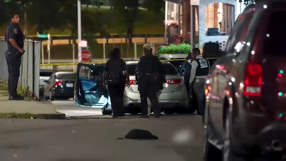 2 people hurt in Brooklyn crash