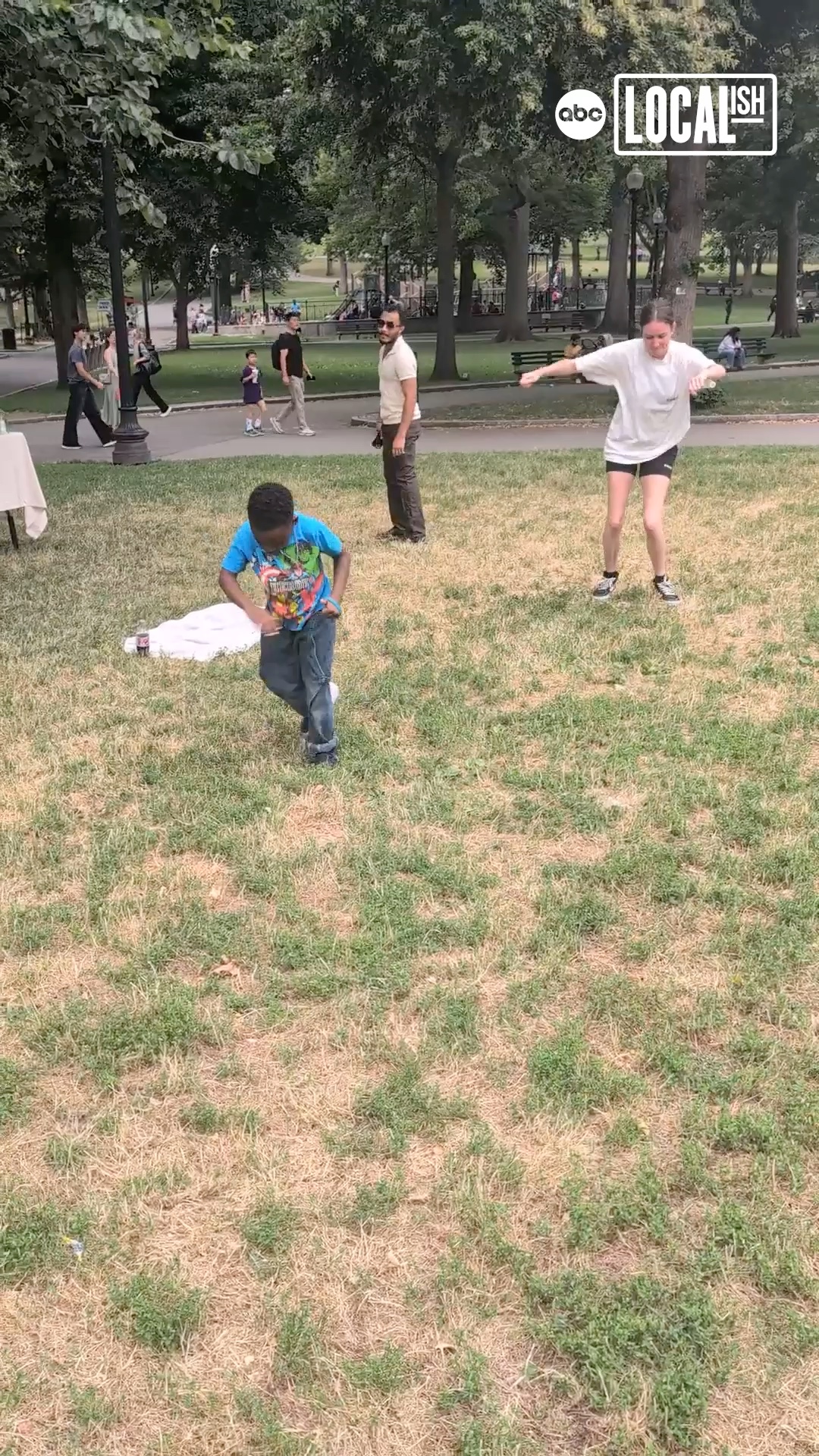 These groovy strangers had an adorable impromptu dance-off.