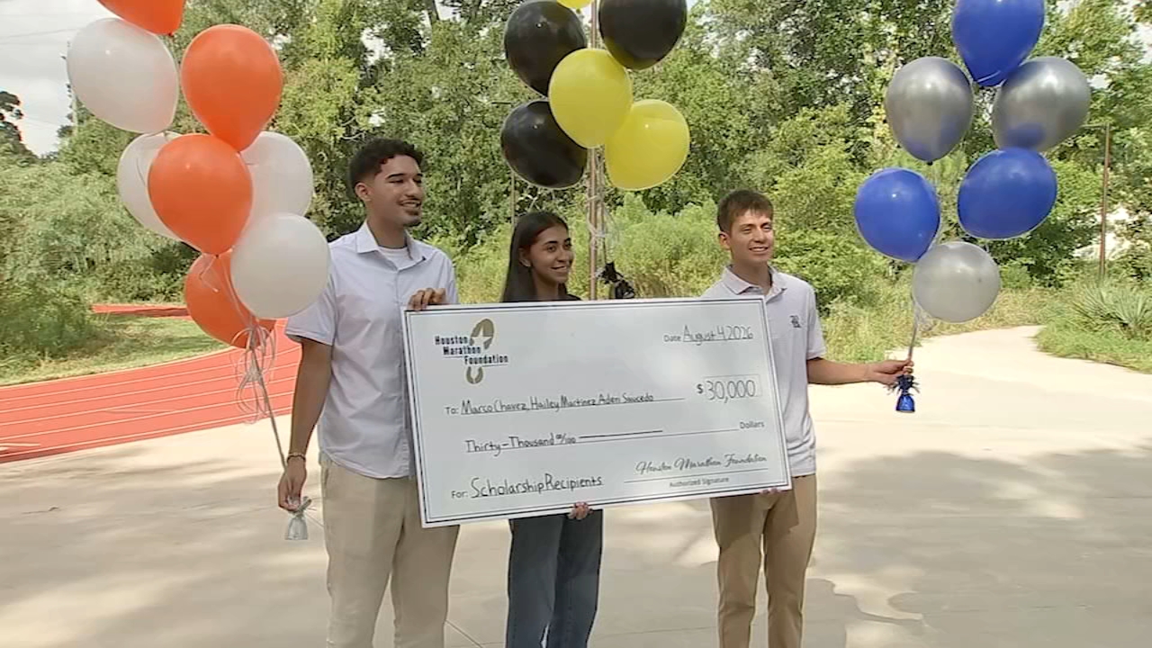 Houston Marathon Foundation award students with college scholarships