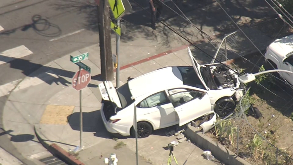 2 young boys steal car, critically injure pedestrian in Oakland crash