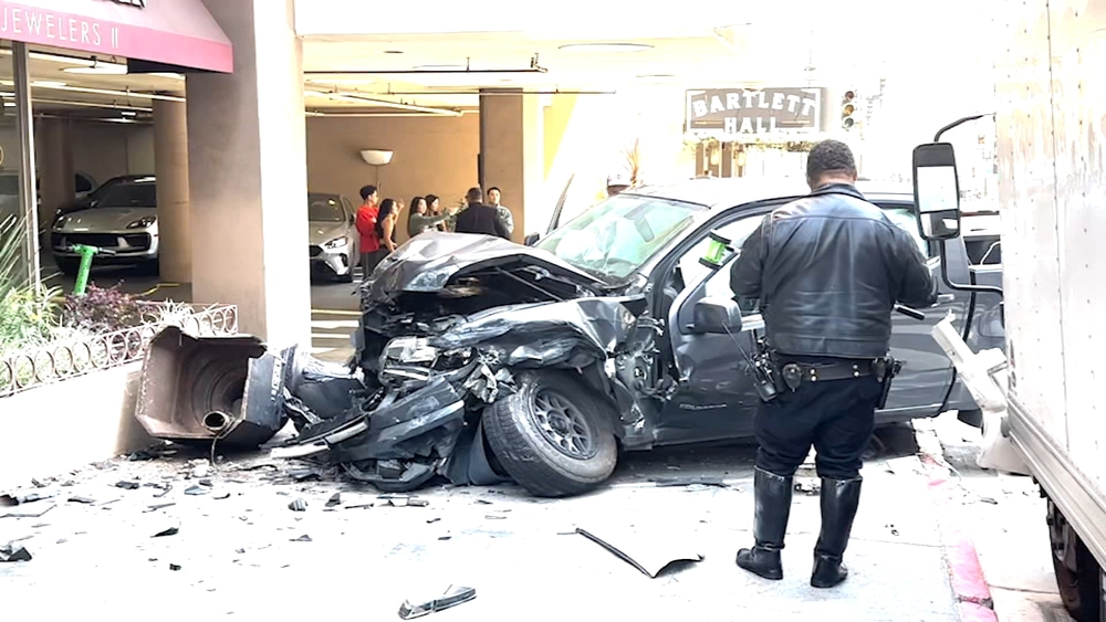 At least 2 injured after truck crashes into SF light pole: officials