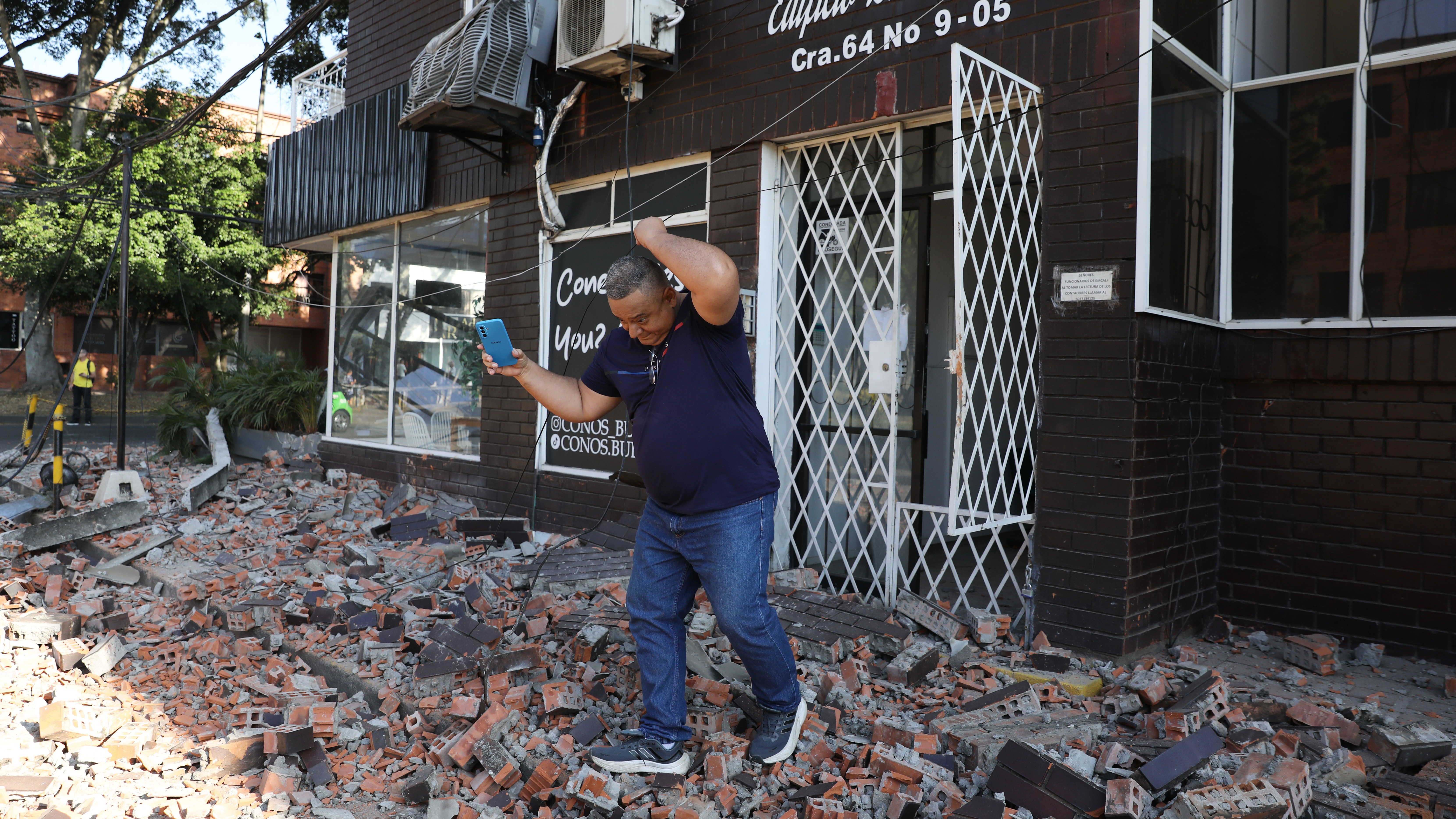 Un hombre sale de un edificio de apartamentos después de que un terremoto azotara Cali, Colombia, el lunes 10 de agosto de 2026. (AP Foto/Santiago Saldarriaga)
