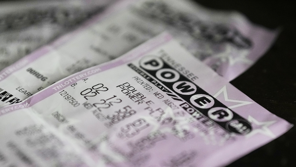 Powerball jackpot climbs to $905 million ahead of Monday drawing