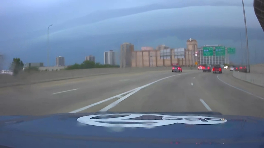Massive shelf cloud spotted in Chicago area amid tornado warning