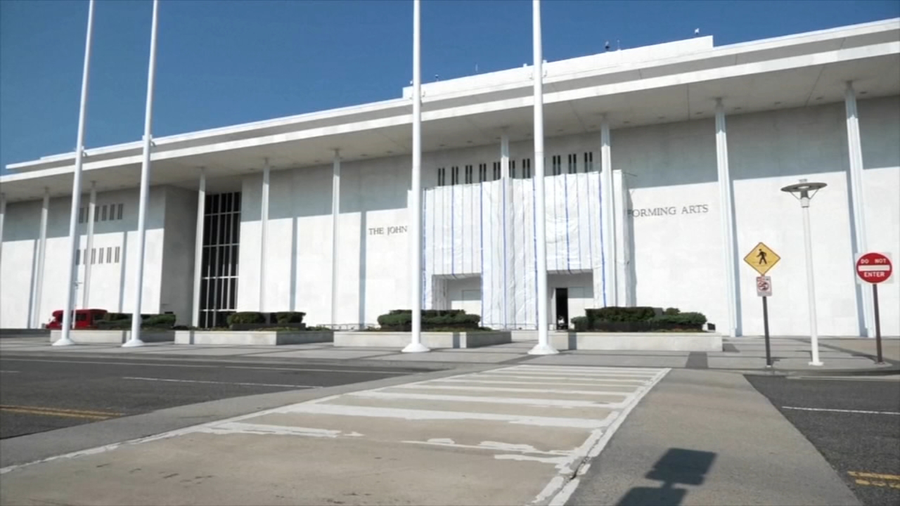 Kennedy Center votes to restore Trump's name and close for 2 years, challenging a judge's order