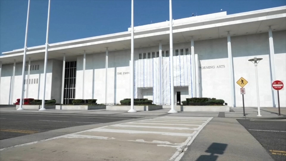 Kennedy Center votes to restore Trump's name and close for 2 years, challenging a judge's order