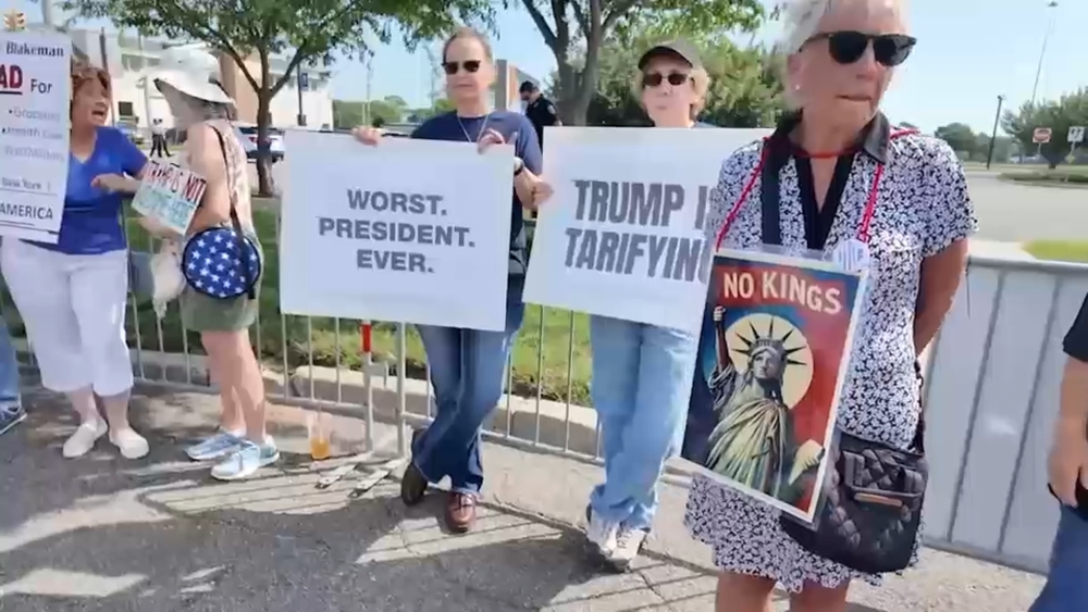Dueling protests amid President Trump's visit to Nassau County