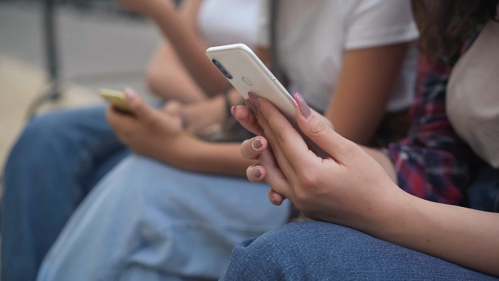 Study finds social media use linked to anxiety and suicidal thoughts among youth