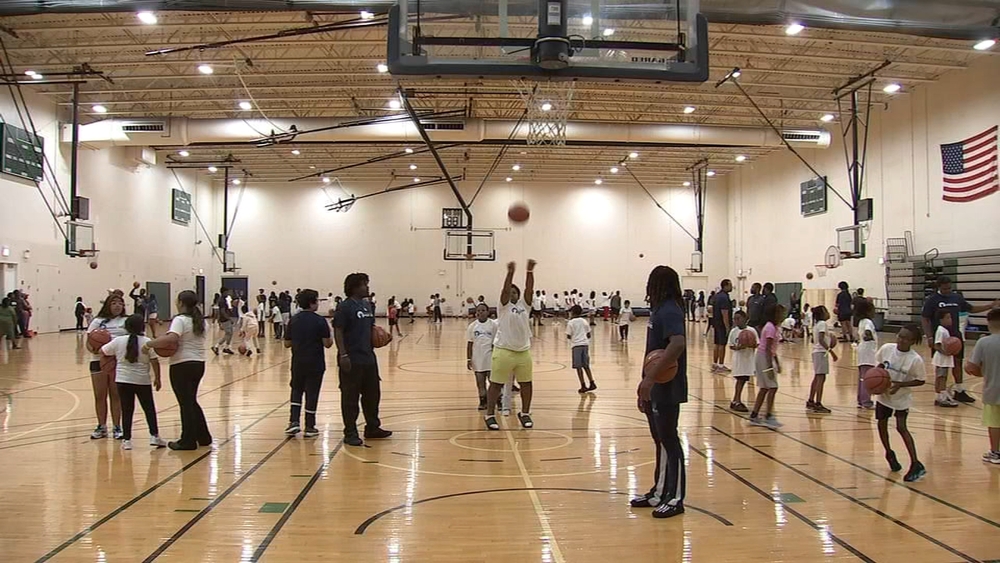 Kids of incarcerated parents find support at Chicago basketball camp