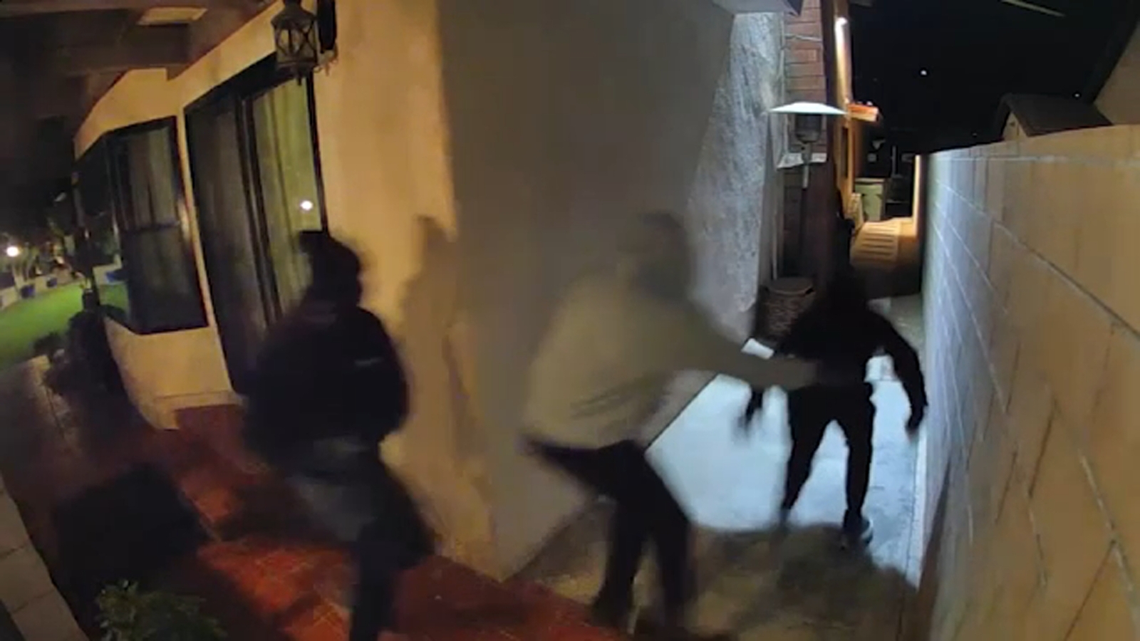 Foiled break-in caught on camera at Pasadena home as would-be burglars flee Foiled break-in caught on camera at Pasadena home as would-be burglars flee