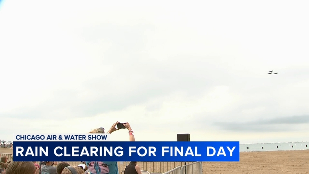 Families secure early spot for last day of Chicago Air and Water Show