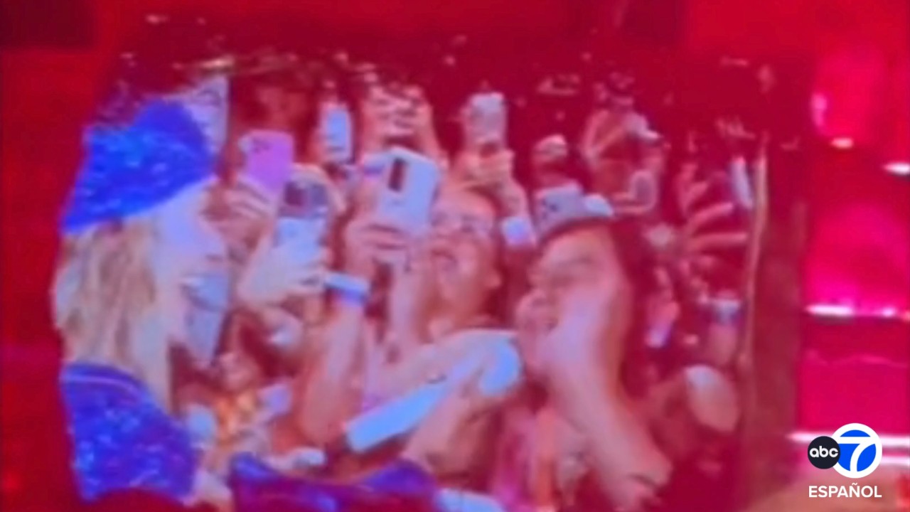 Karol G canta con niña cuya madre vende tamales en Santa Ana