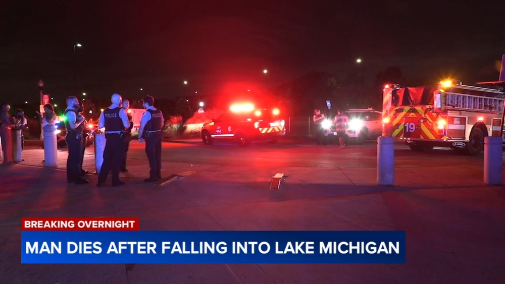 Man dies after falling into Lake Michigan at 31st Street Beach: CPD
