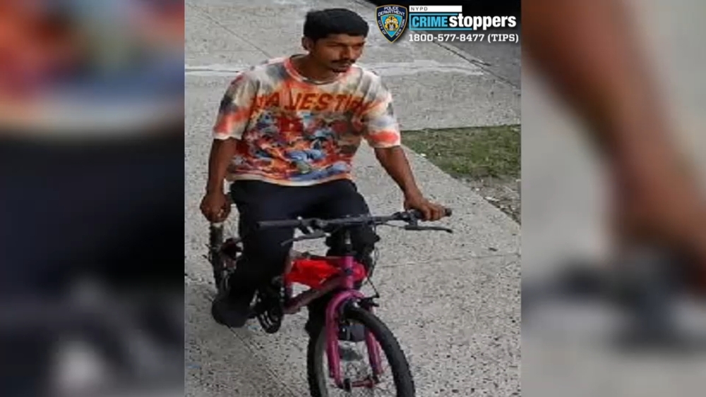 Police search for suspect in Queens jewelry-snatching spree