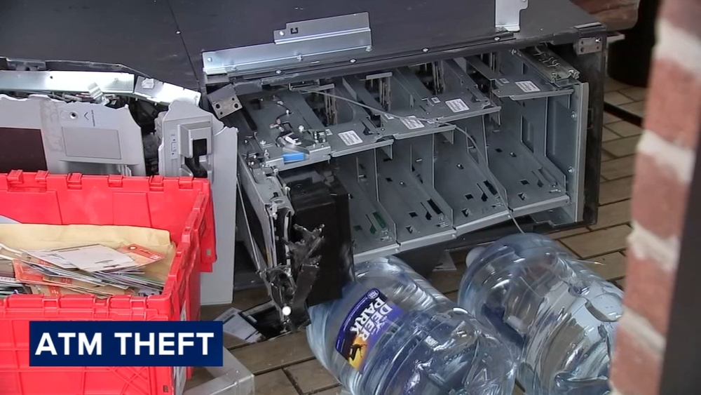 Thief smashes window, rips cash from inside ATM at 7-Eleven in Mayfair