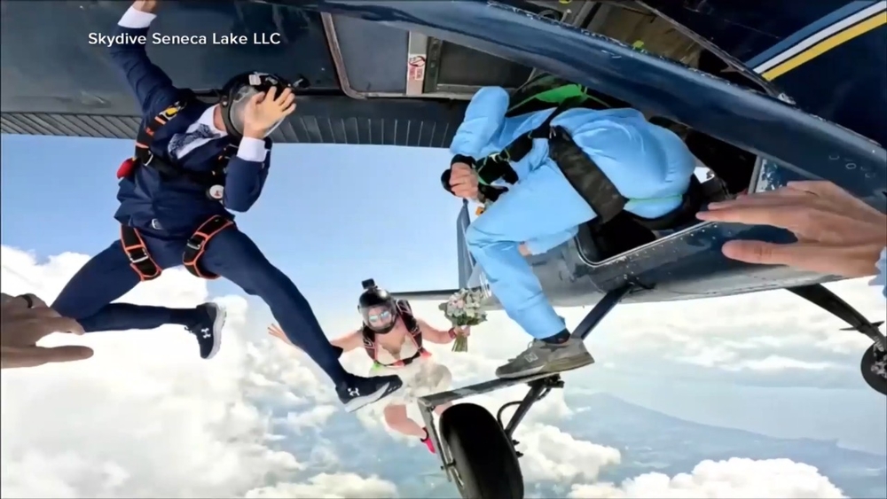Skydiving couple gets married after 14,000-foot jump
