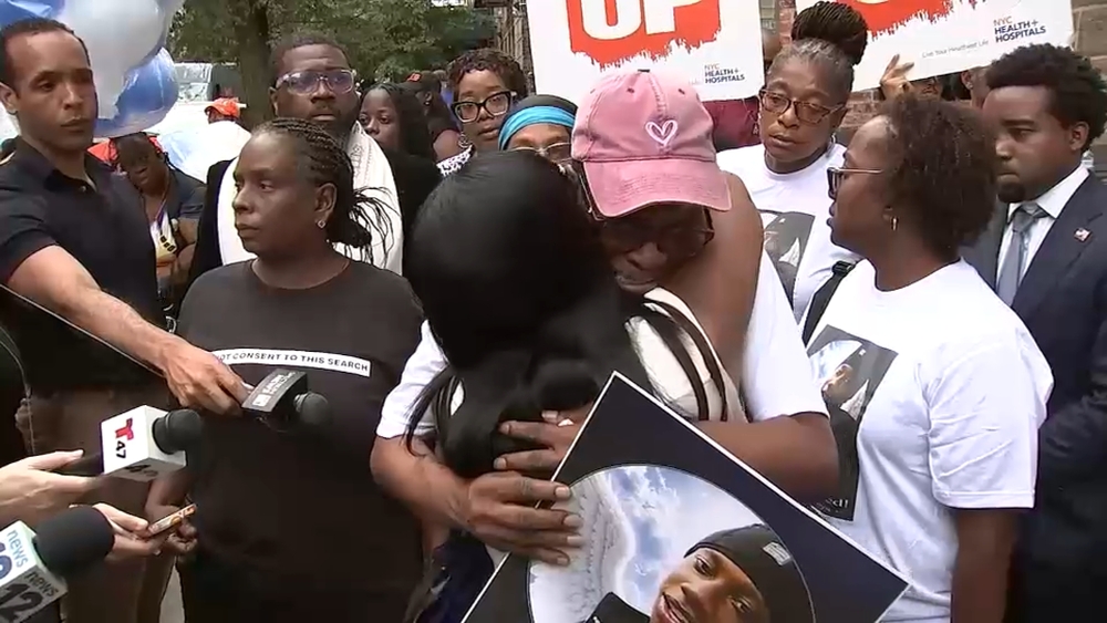 Mother pleads for suspect to surrender after teen fatally shot in Bronx apartment