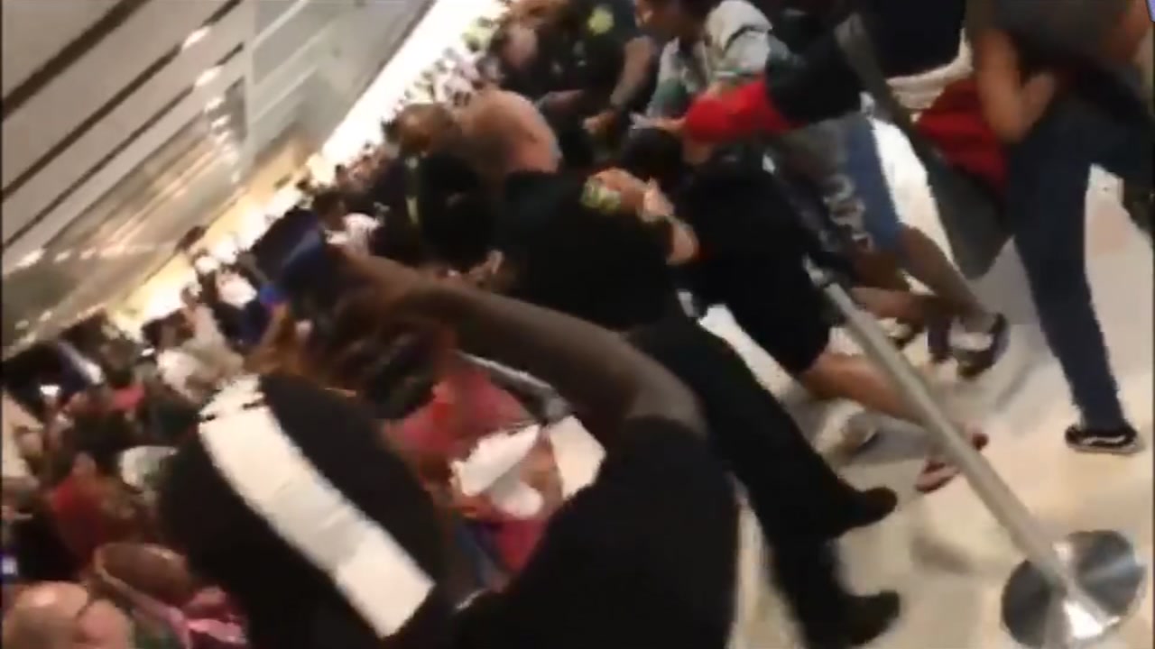050917-ewn-airport-fight-vid