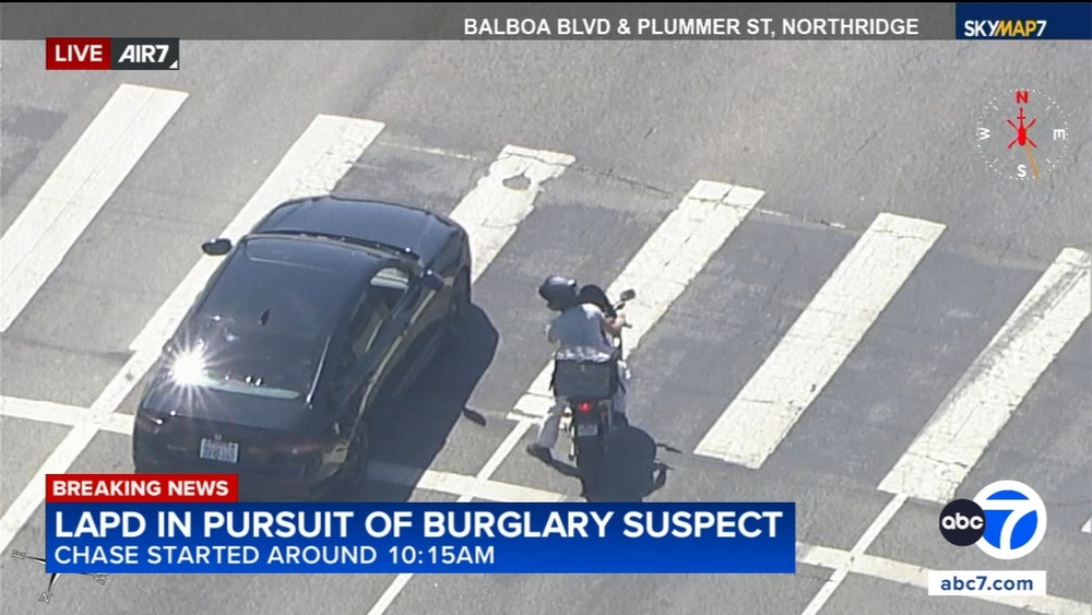 Motorcyclist confronts driver fleeing from LAPD during chase