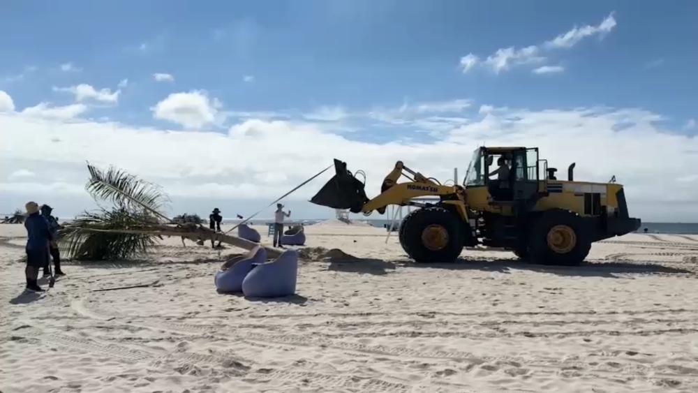 Tornado destroys cabanas at Long Island beach club