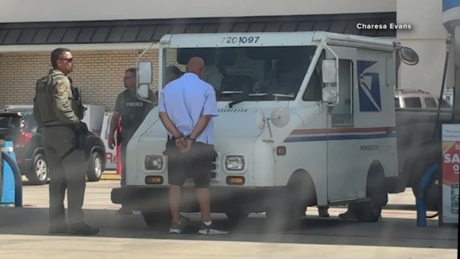 Postal worker arrested in League City, charged with mail theft, police say
      