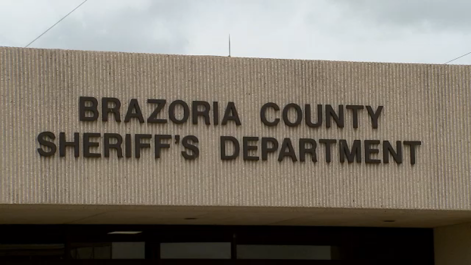 Angleton man arrested near elementary school for possession of child pornography, Brazoria County Sheriff's Office says
      