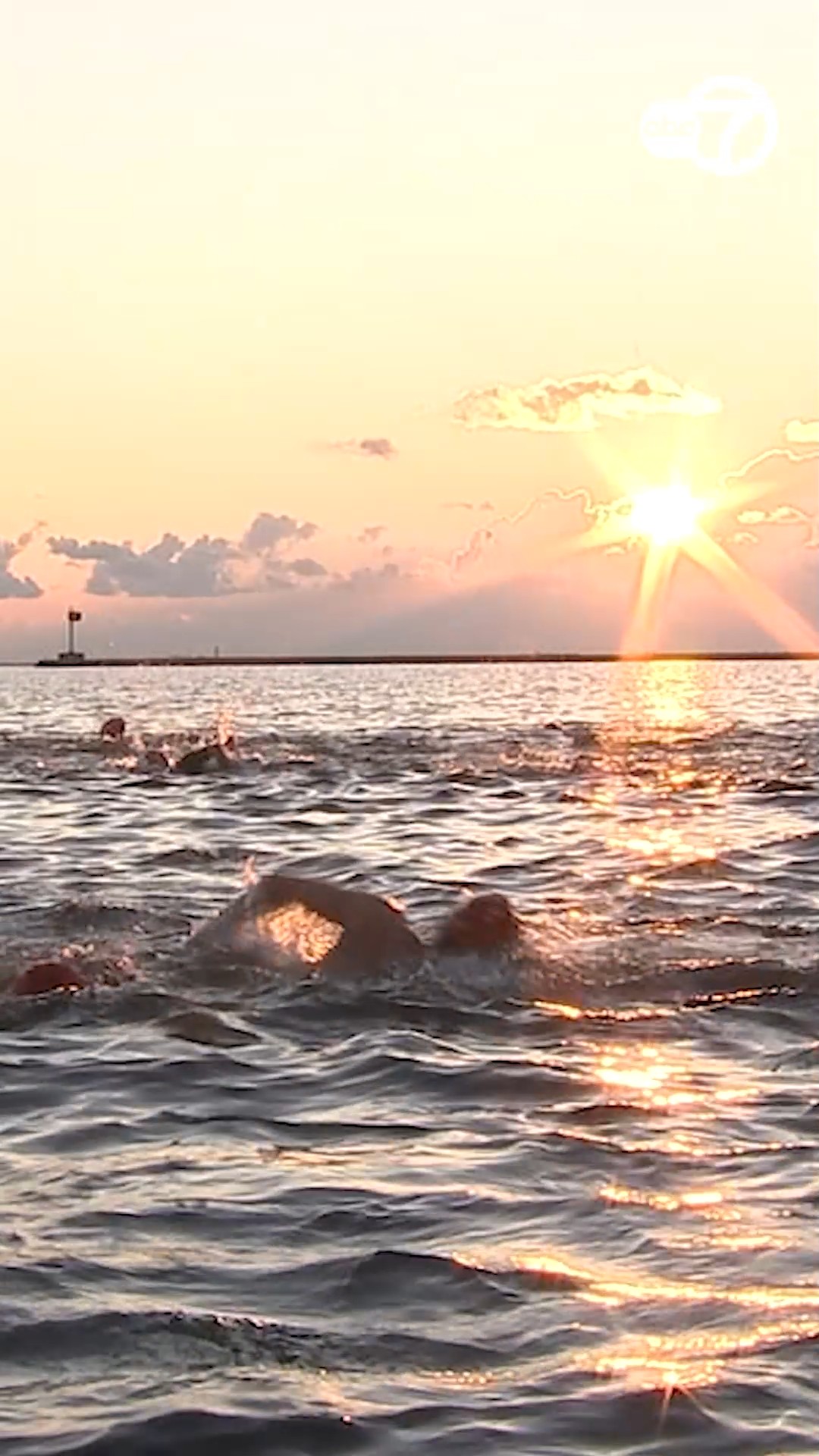 Thousands of athletes descend on downtown for Supertri Chicago
