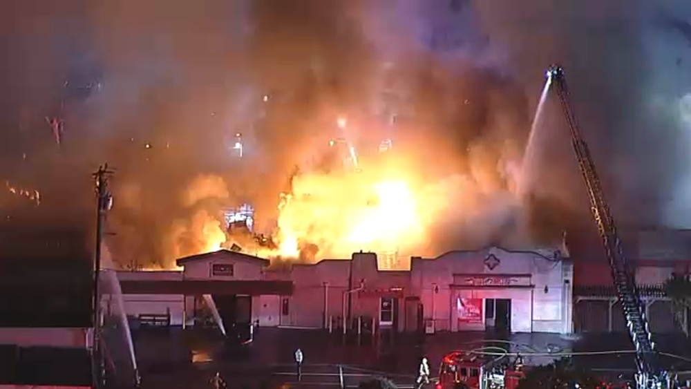 Raging fire at Newhall restaurant spreads to nearby businesses