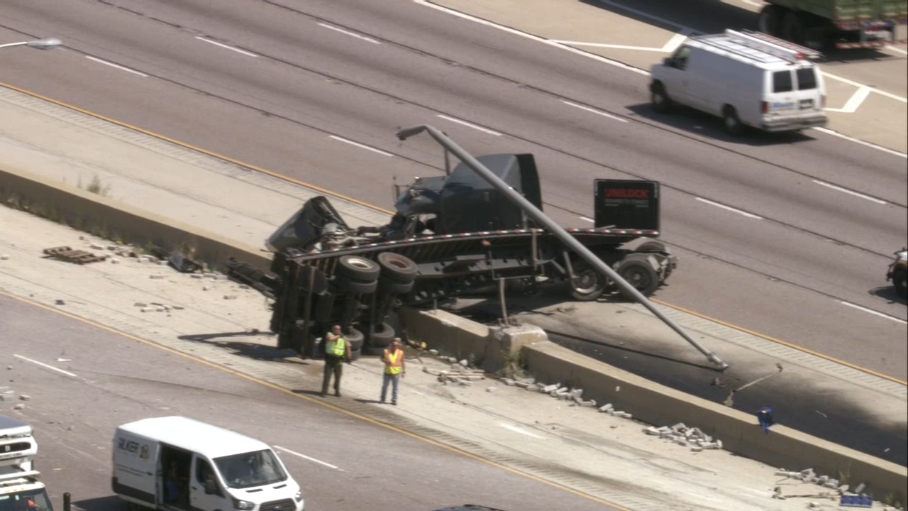 Semi rolls over, spilling concrete bricks on I-290 in north suburbs