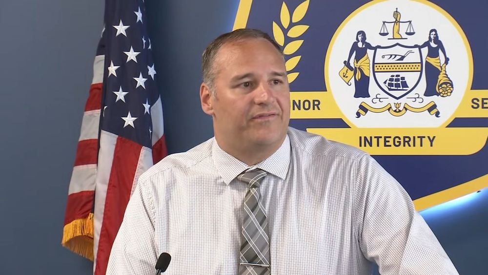 Philadelphia police give update on Locust Street armed robbery