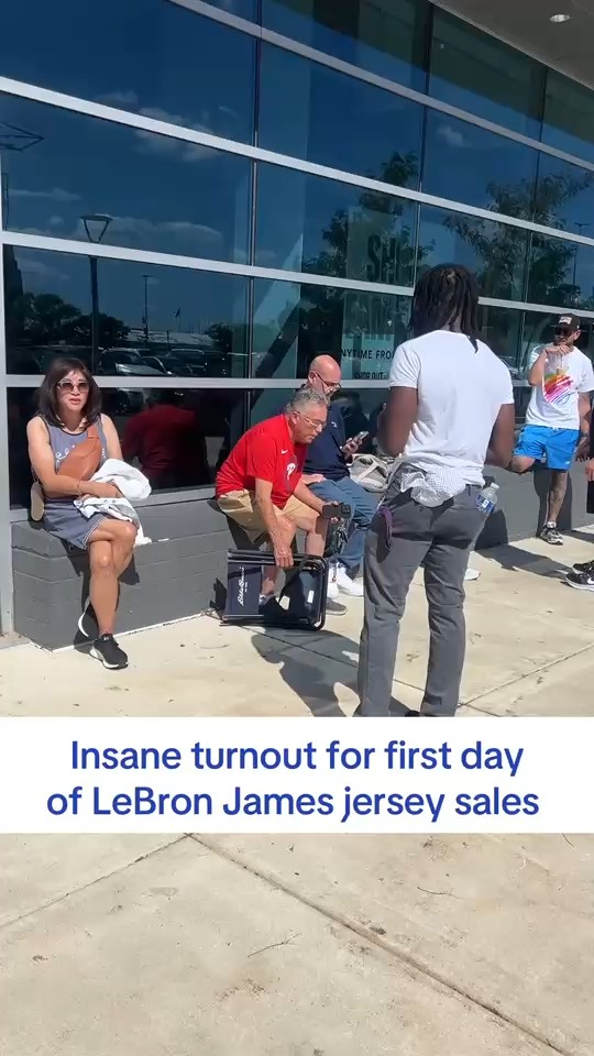 76ers fans line up for LeBron James and Jaylen Brown jerseys