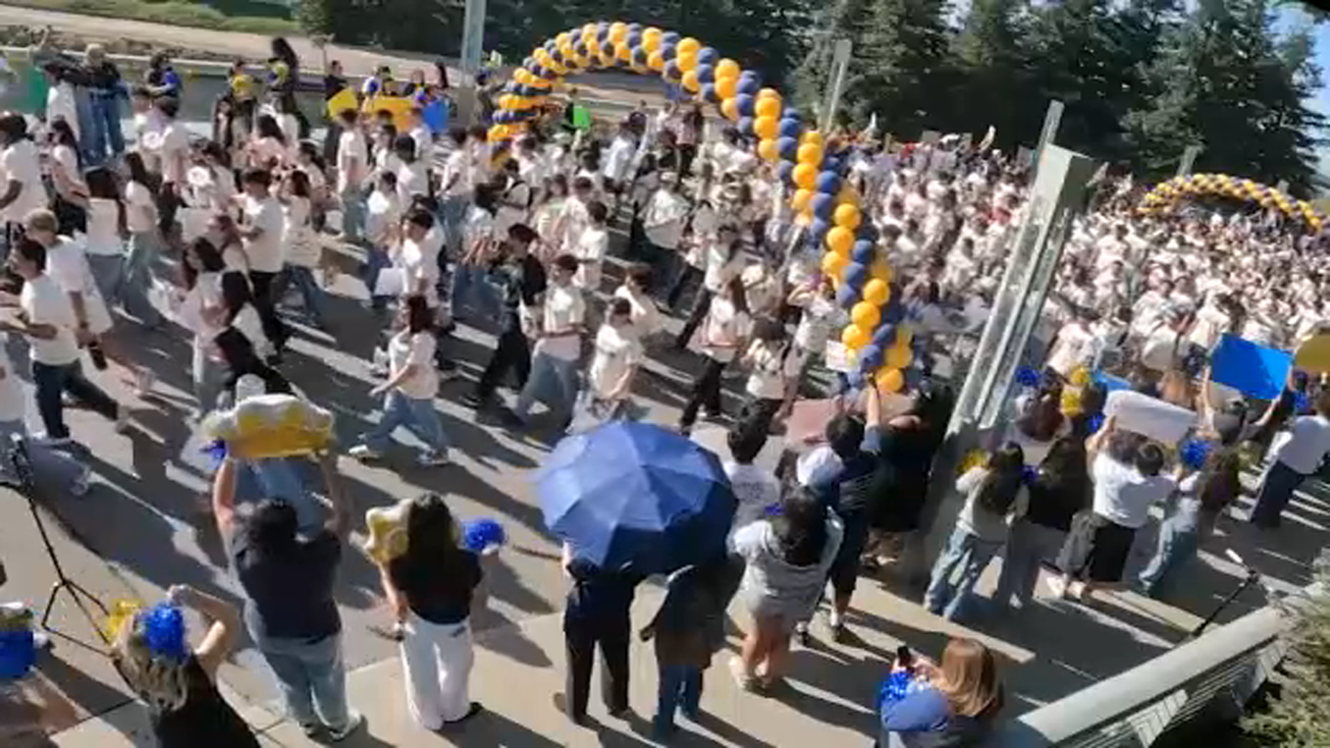 UC Merced welcomes new students with annual Scholars Bridge crossing