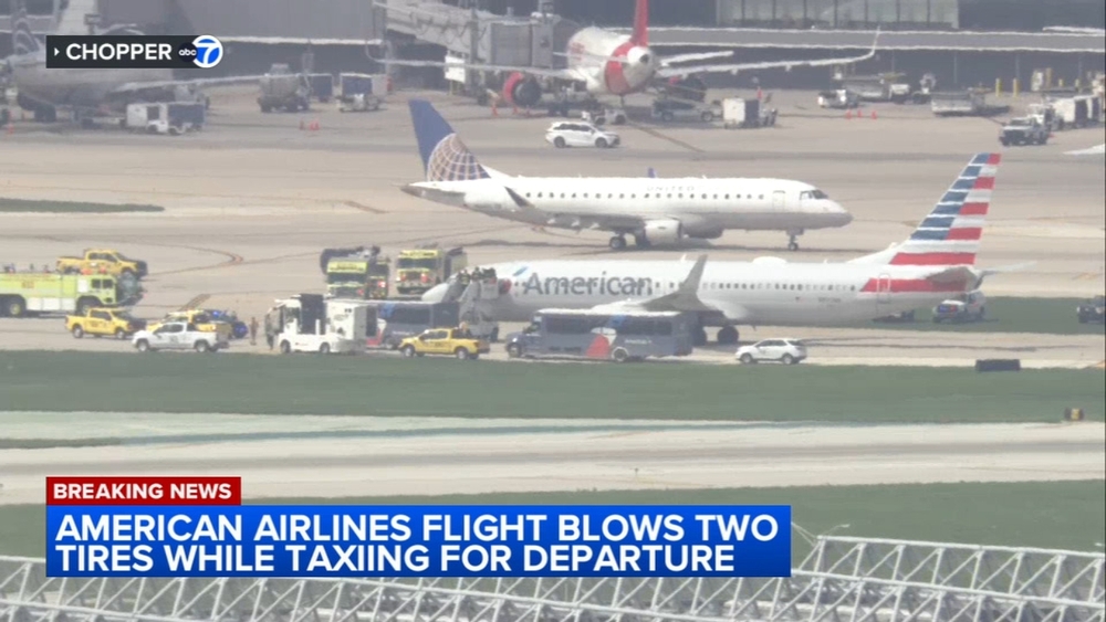 American Airlines plane blows 2 tires taxiing at O'Hare airport: FAA