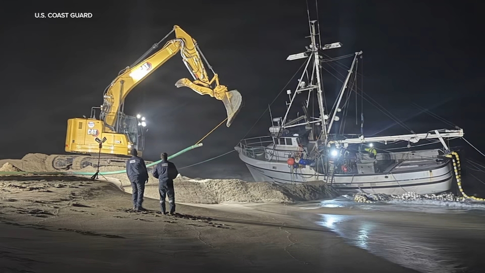 Boat grounded at Pt. Reyes beach with '30 to 50' tons of dead squid
