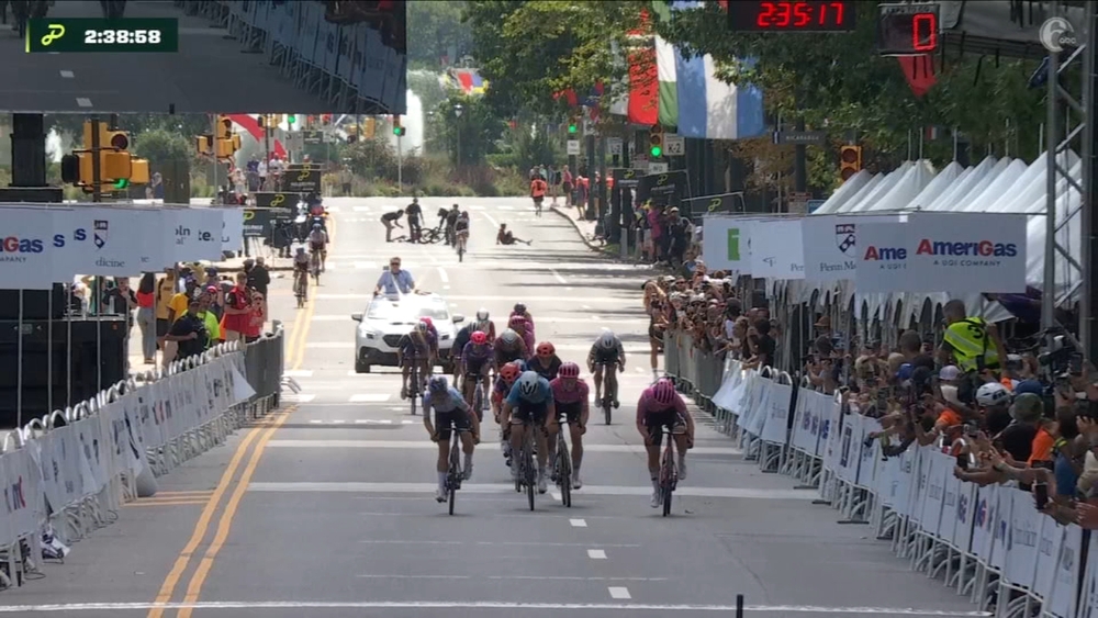 Crashes on final sprint during dramatic end to women's race